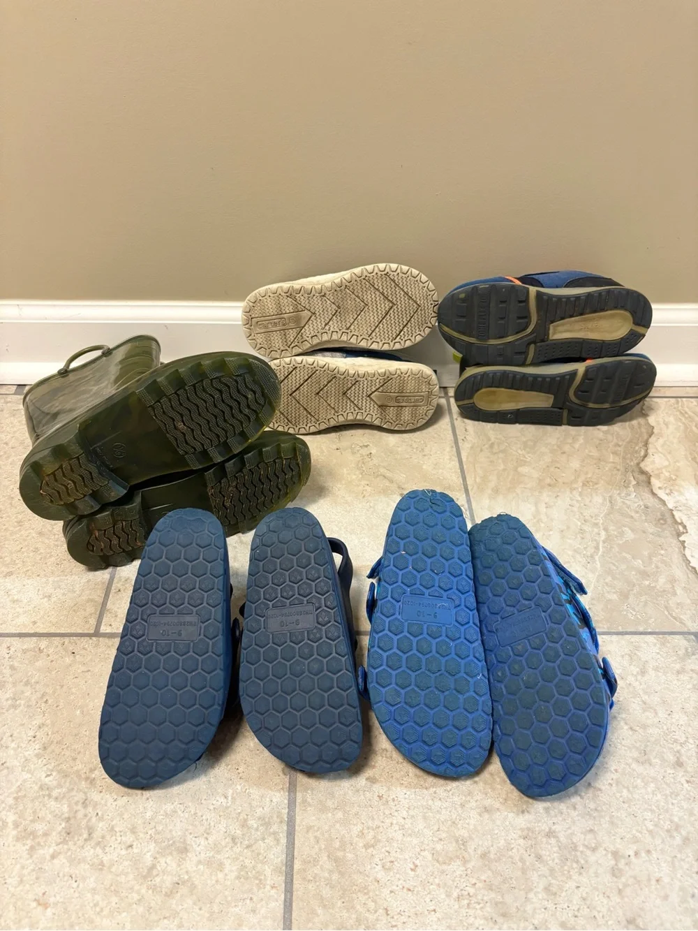 (5 Piece) Boys Shoe Lot Size 11 Members Mark, Carters Light-Up Boots Sandals